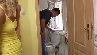 Amateur plumber gets lucky with a slutty sexy blonde